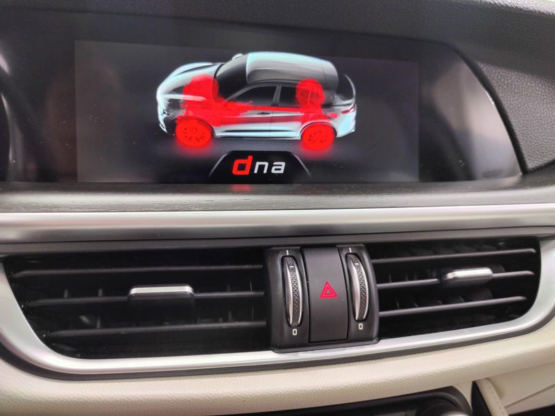 Used 2019 Alfa Romeo Stelvio Ti Nero AWD w/Sunroof/NavImage 29