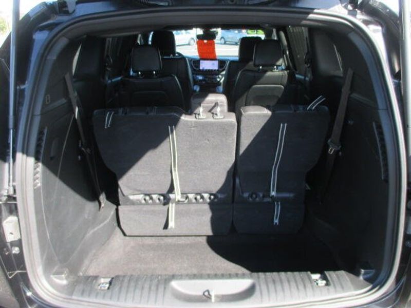 Used 2025 Chrysler Pacifica SelectImage 9