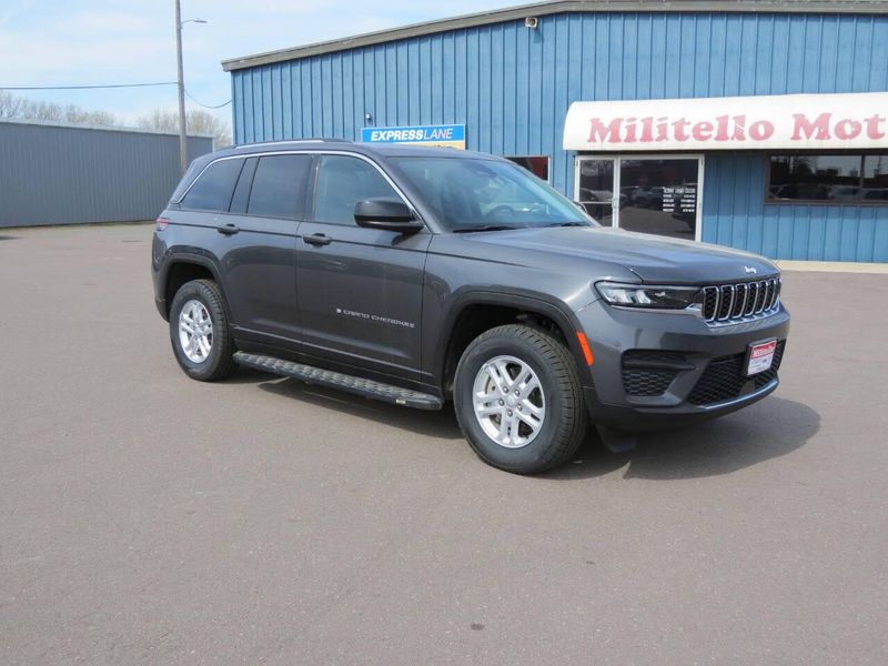 Used 2022 Jeep Grand Cherokee Laredo 4x4 4dr SUV (midyear release)Image 2