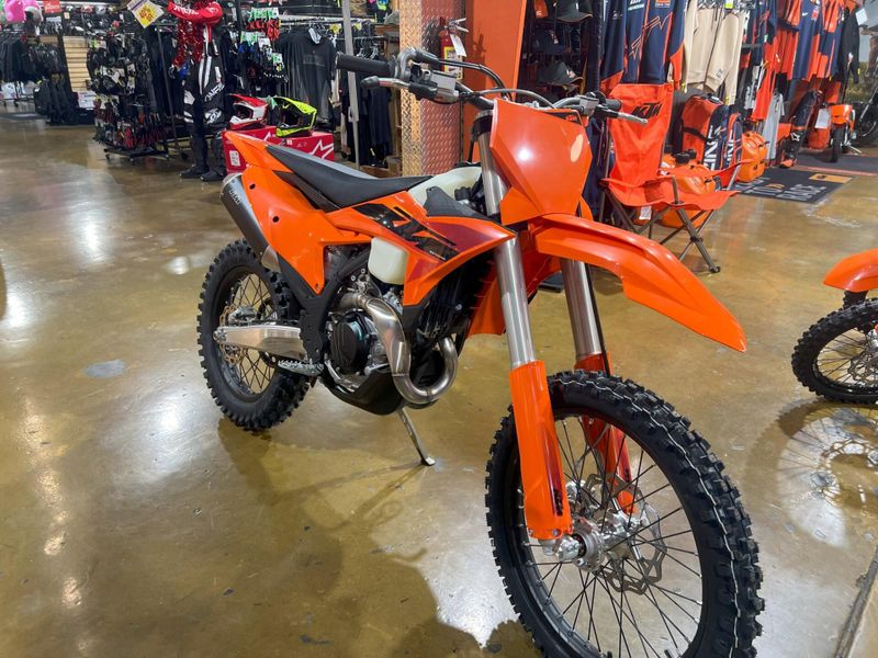 New 2025 KTM 450 SX-F Image 2