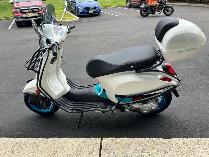 2023 Vespa Primavera 50 Color VibeImage 2