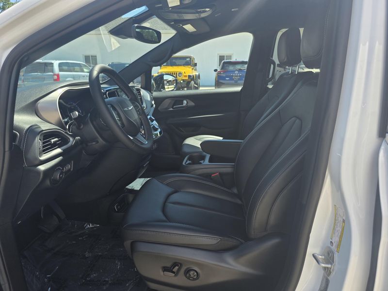 New 2025 Chrysler Pacifica SelectImage 10