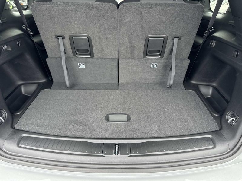 New 2026 Jeep Grand Cherokee L Laredo 4x2