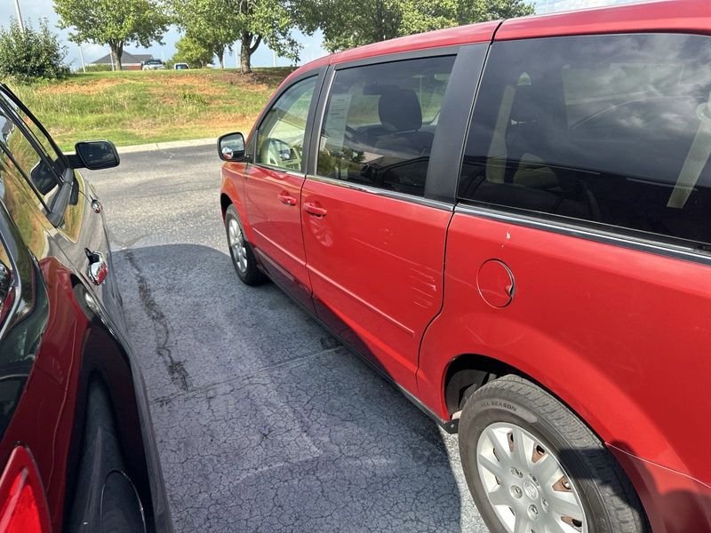 2010 Chrysler Town & Country LXImage 9