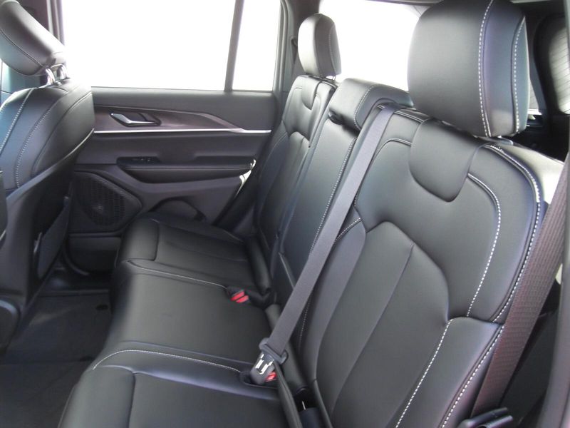 2025 Jeep Grand Cherokee Limited photo 8