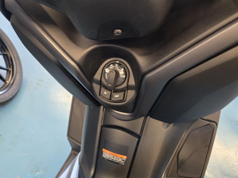 2025 Yamaha XMAX MIDNIGHT BLACK Image 11