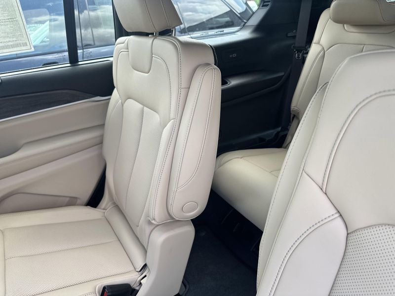 2025 Jeep Grand Cherokee L Limited 4x4Image 18