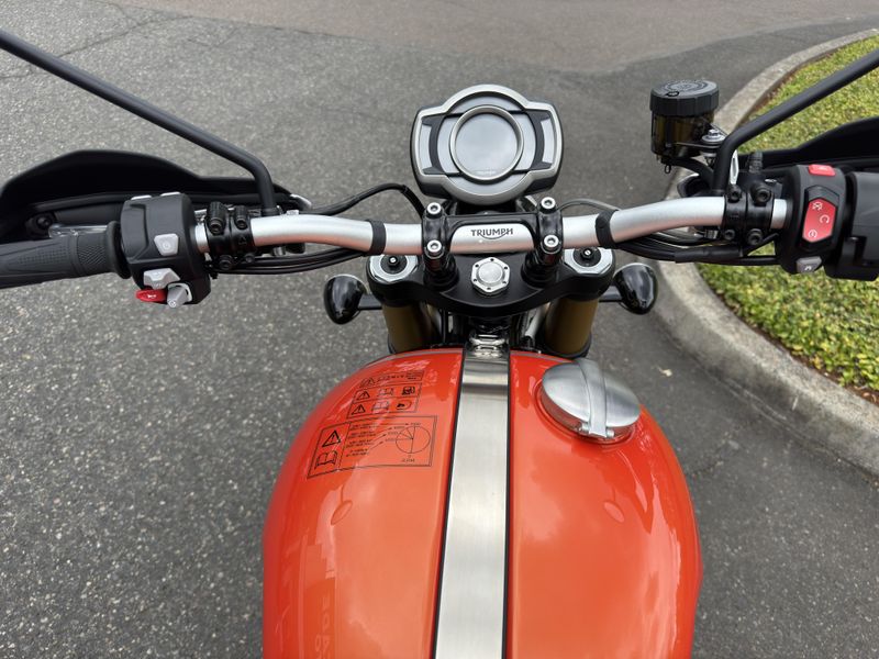 2025 Triumph Scrambler 1200 XE - BAJA ORANGE - PHANTOM BLACK 