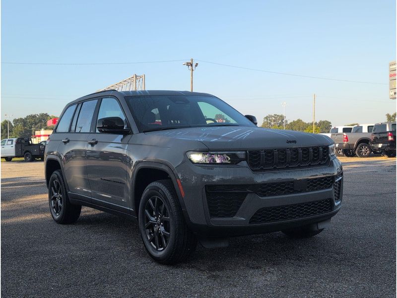 New 2027 Jeep Grand Cherokee Laredo AltitudeImage 7