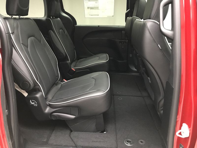 2025 Chrysler Pacifica LimitedImage 12