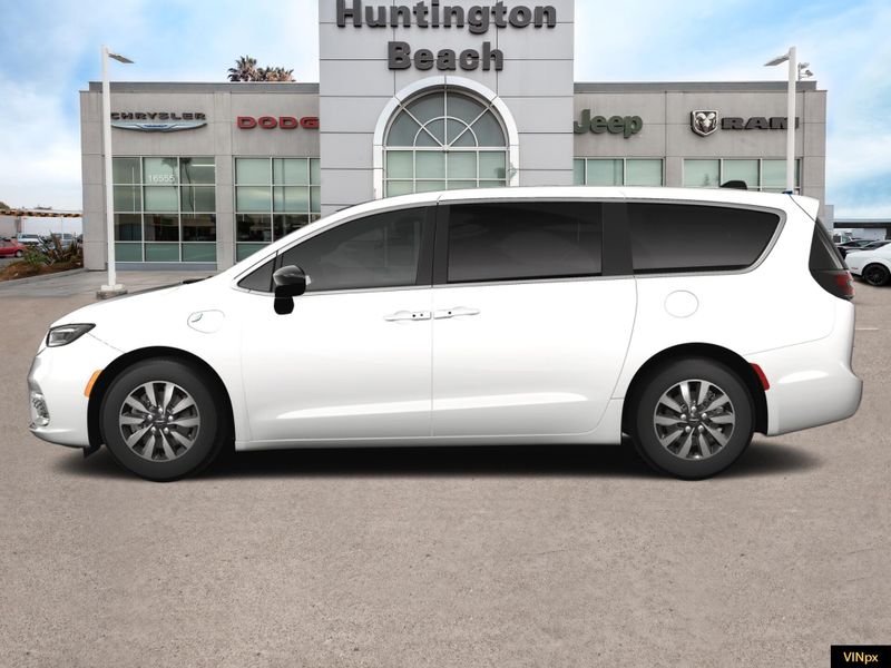 2025 Chrysler Pacifica Hybrid SelectImage 3