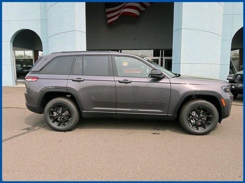 2025 Jeep Grand Cherokee Altitude XImage 2