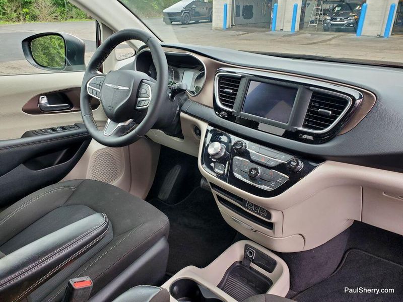2023 Chrysler Voyager LXImage 6