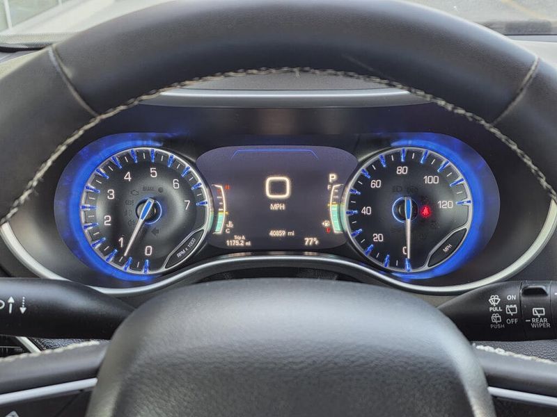 Used 2025 Chrysler Pacifica Select
