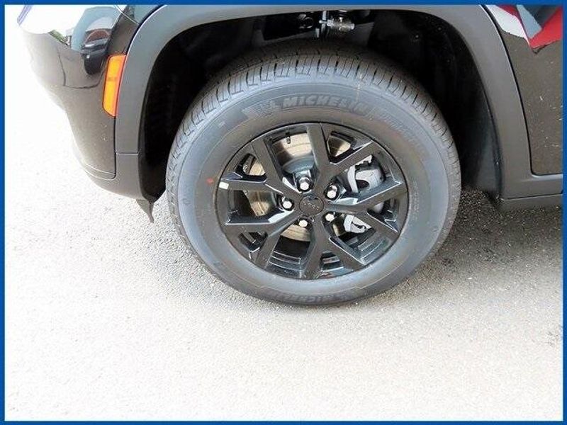 New 2025 Jeep Grand Cherokee Altitude XImage 4