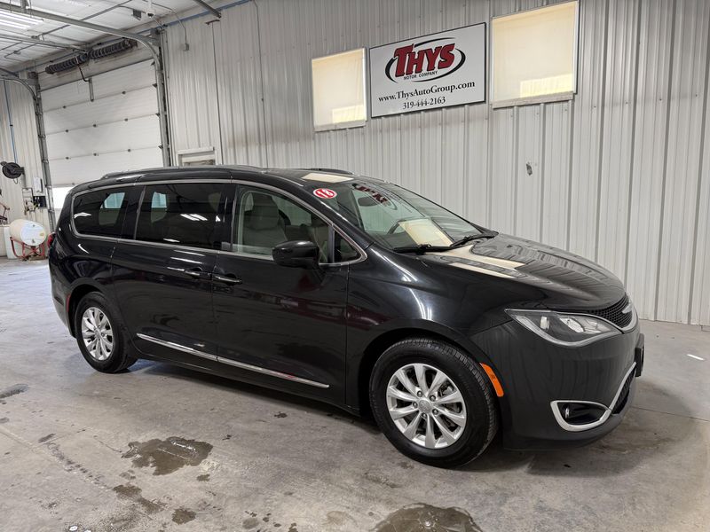 Used 2018 Chrysler Pacifica Touring LImage 1