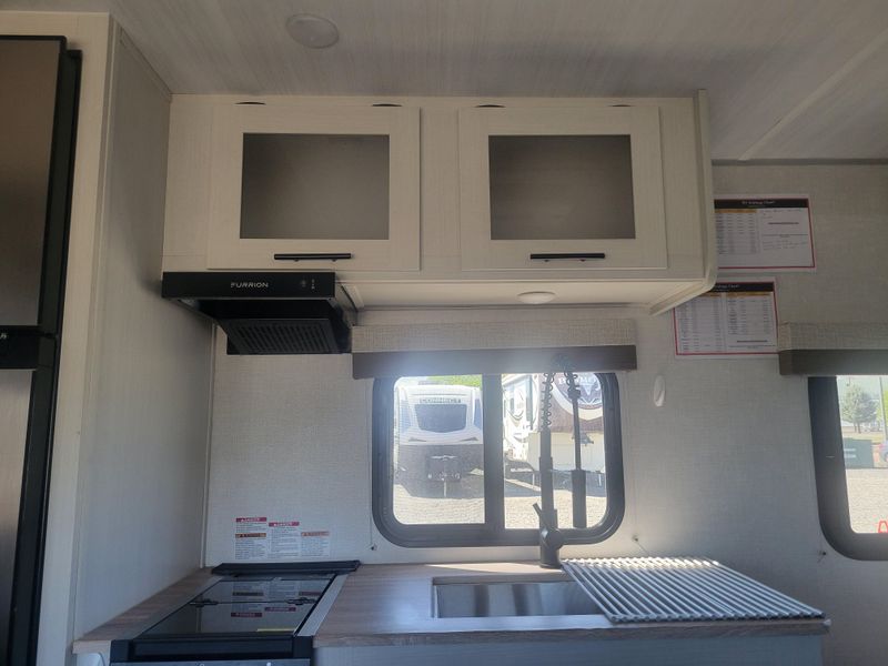 Used 2024 FOREST RIVER NO BOUNDRIES 19.3 Image 14