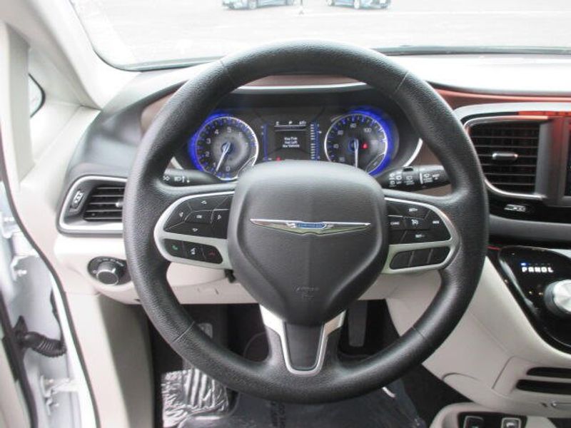 Used 2020 Chrysler Voyager LXIImage 18