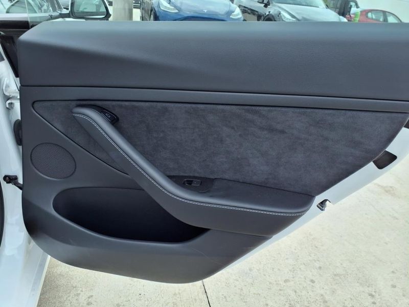 2021 Tesla Model 3 Long RangeImage 16