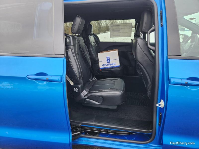 Used 2026 Chrysler Pacifica Select