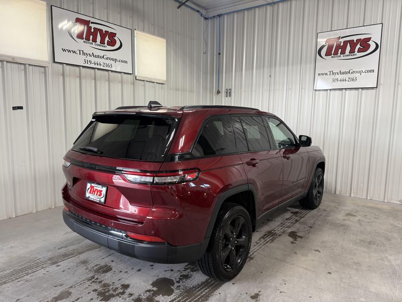Used 2025 Jeep Grand Cherokee AltitudeImage 3