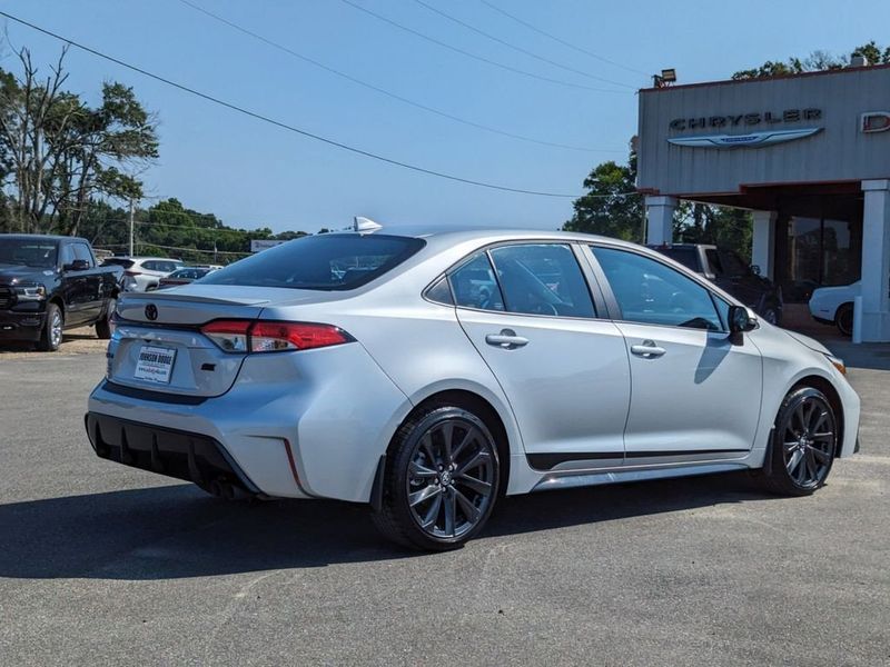 2023 Toyota Corolla SE in a Classic Silver Metallic exterior color and Black/Redinterior. Johnson Dodge 601-693-6343 pixelmotiondemo.com 