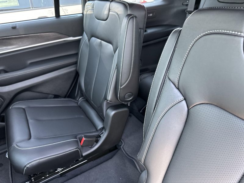 New 2025 Jeep Grand Cherokee L Limited 4x4Image 16