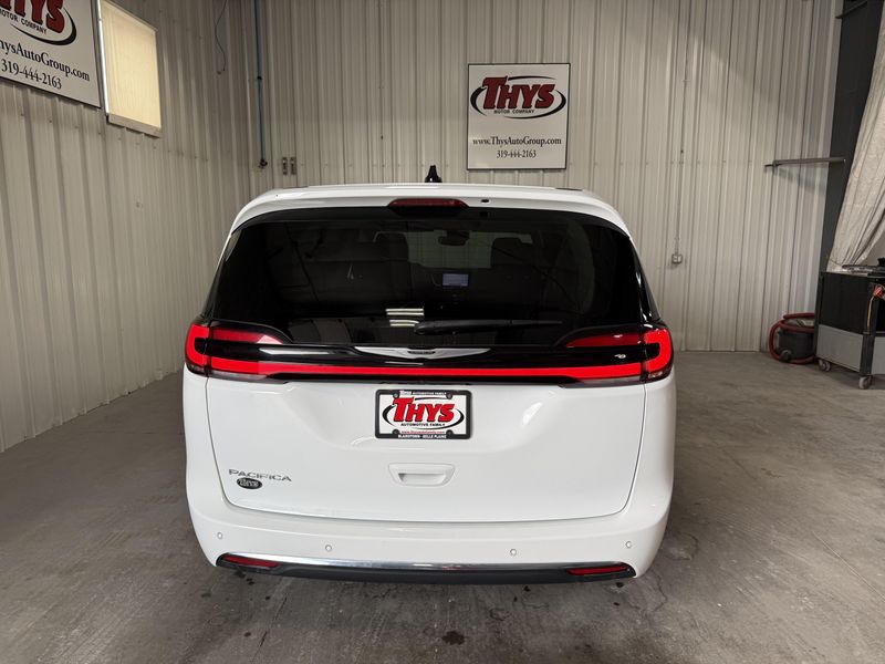 Used 2023 Chrysler Pacifica Touring LImage 4
