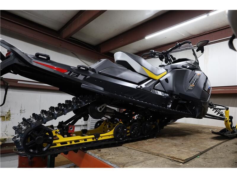 Used 2024 Ski-Doo Renegade&sup2; Adrenaline With Enduro Package 850 E-TEC&sup2; 137 1.25 Image 2