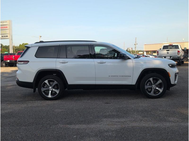 New 2026 Jeep Grand Cherokee L Limited 4x4Image 6