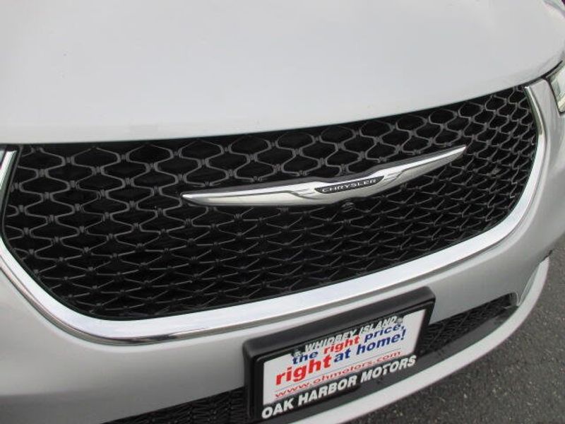 2024 Chrysler Pacifica Touring L photo 3
