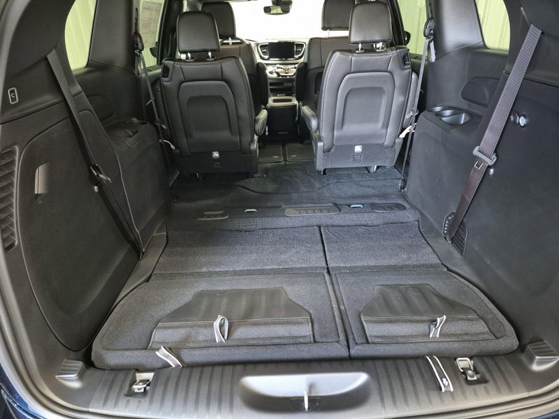 New 2025 Chrysler Pacifica SelectImage 14
