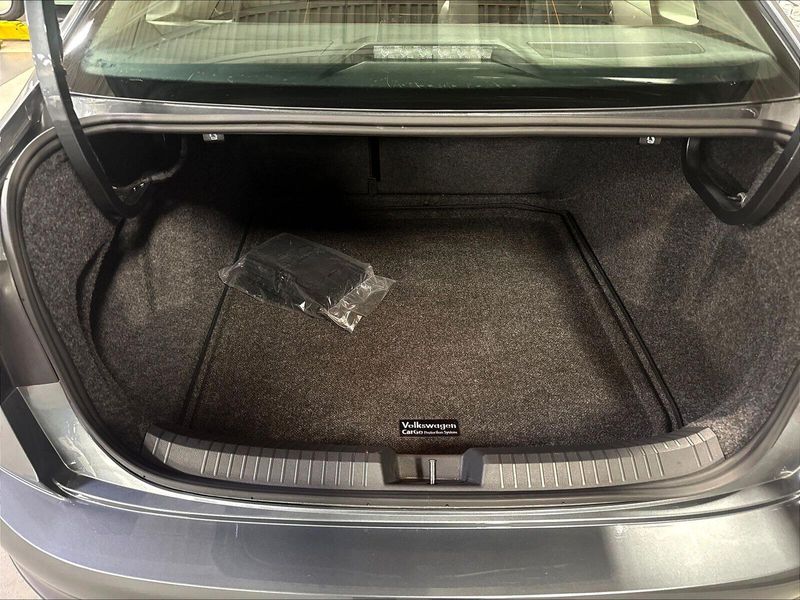 Used 2025 Volkswagen Jetta SE w/SunroofImage 8