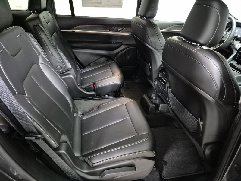 New 2025 Jeep Grand Cherokee L Limited 4x4Image 8