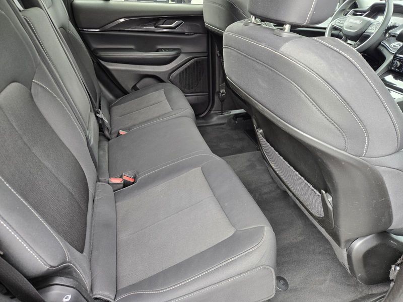 Used 2023 Jeep Grand Cherokee Laredo 4x2