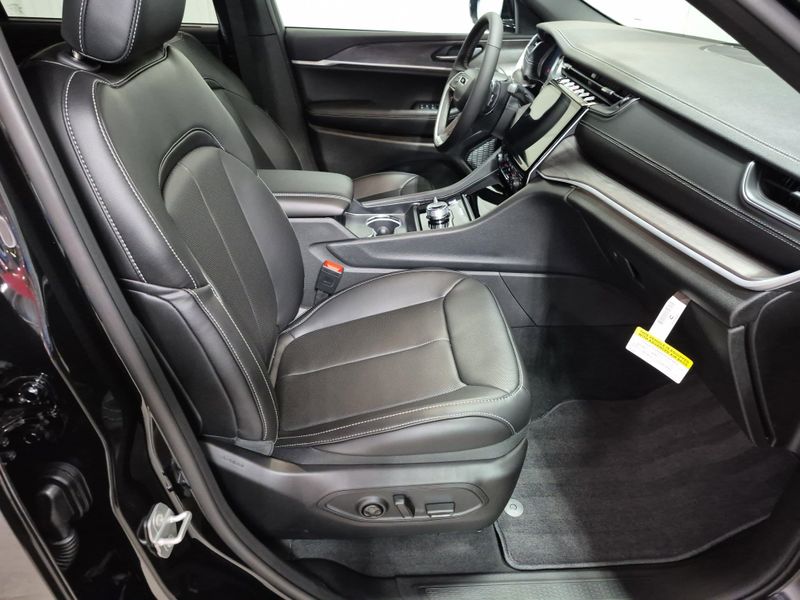 New 2025 Jeep Grand Cherokee L Limited 4x4Image 12