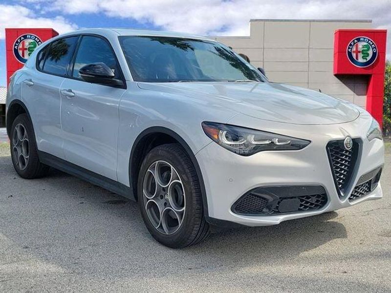 2025 Alfa Romeo Stelvio photo 3