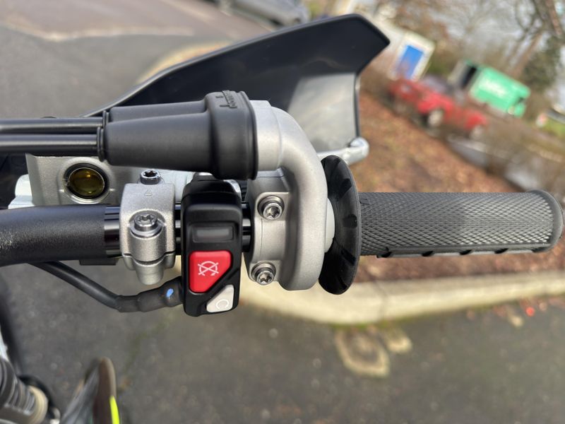 2026 Triumph TF 250 - C - JET BLACK - PURE WHITE 