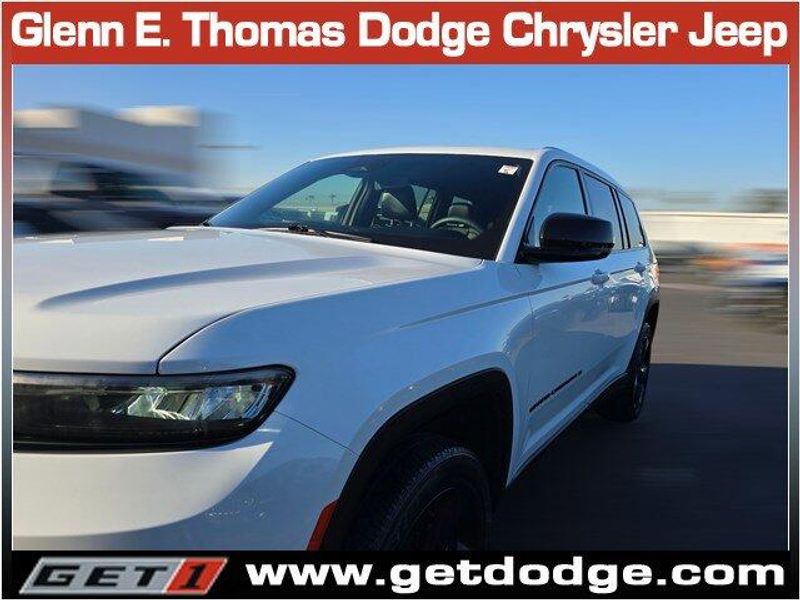 2023 Jeep Grand Cherokee Laredo Altitude photo 3