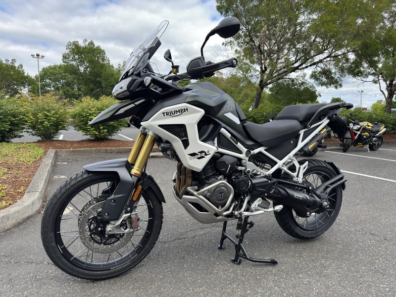 2025 Triumph Tiger 1200 Rally Pro - MATTE KHAKI 