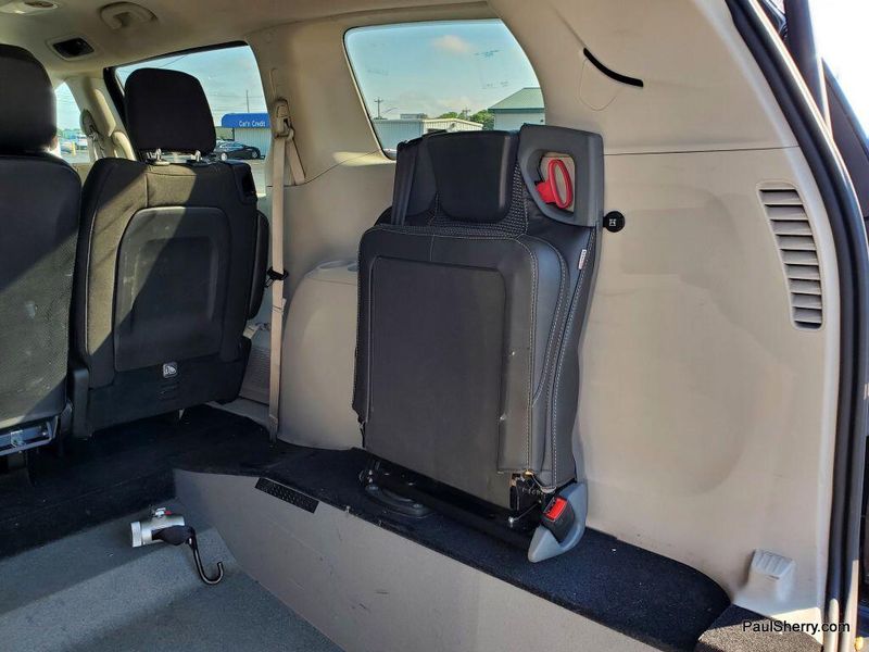 Used 2023 Chrysler Voyager LXImage 23