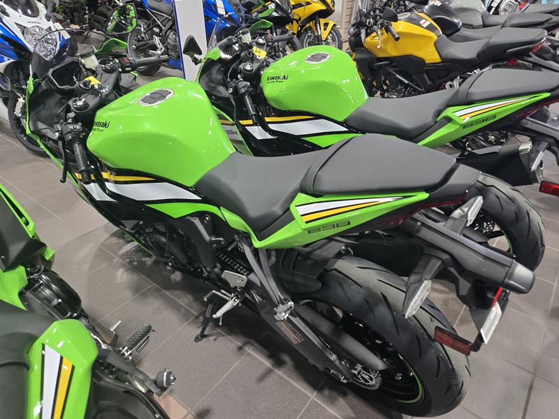 2025 Kawasaki NINJA ZX6R KRT EDITION ABS LIME GREEN AND EBONY AND PEARL BLIZZARD WHITEImage 4