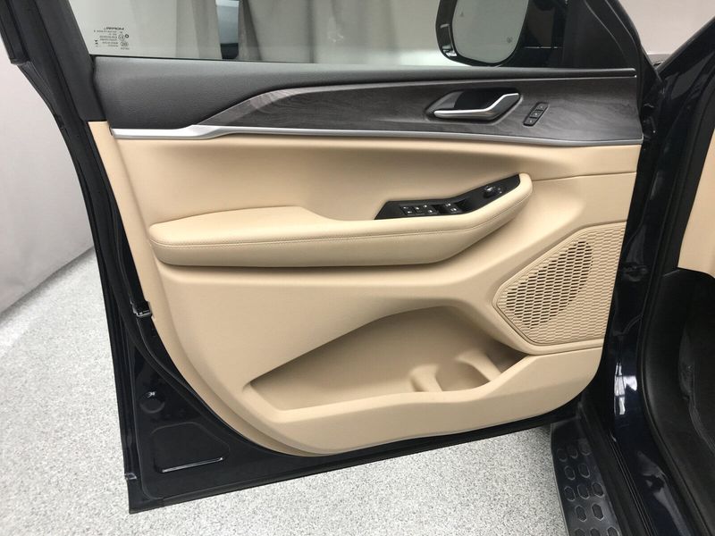 Used 2023 Jeep Grand Cherokee L LimitedImage 3