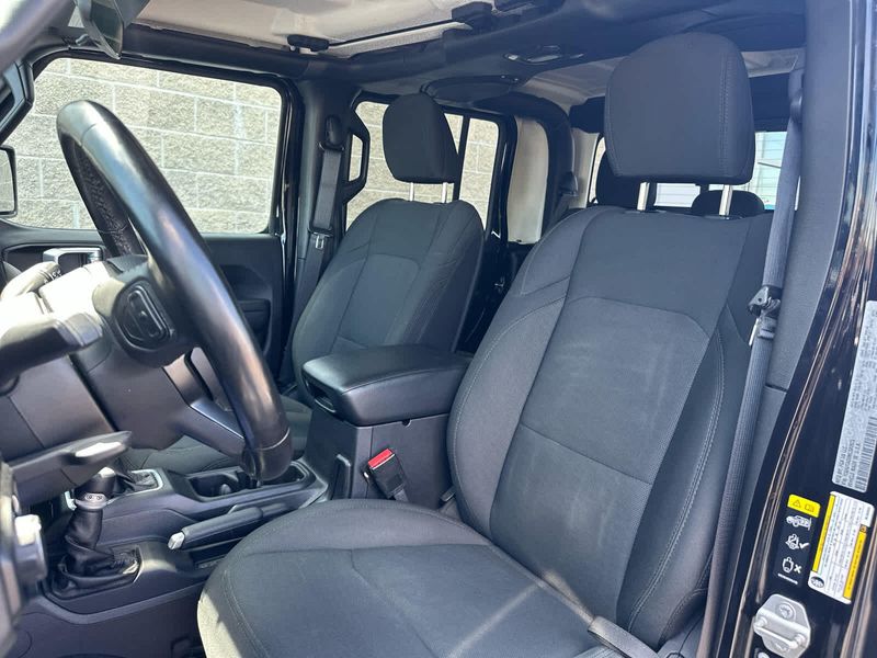 2021 Jeep Gladiator Willys photo 29