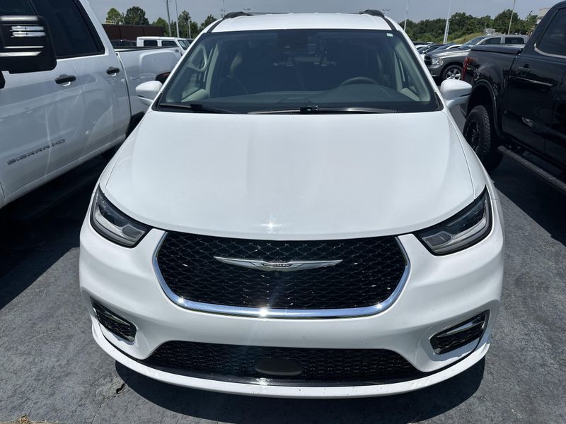 2022 Chrysler Pacifica Touring LImage 2