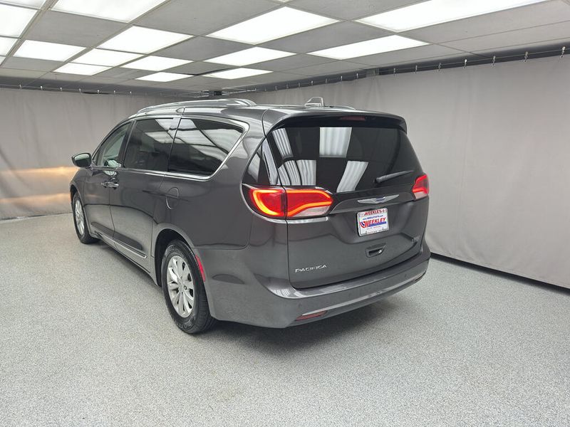 Used 2019 Chrysler Pacifica Touring LImage 2