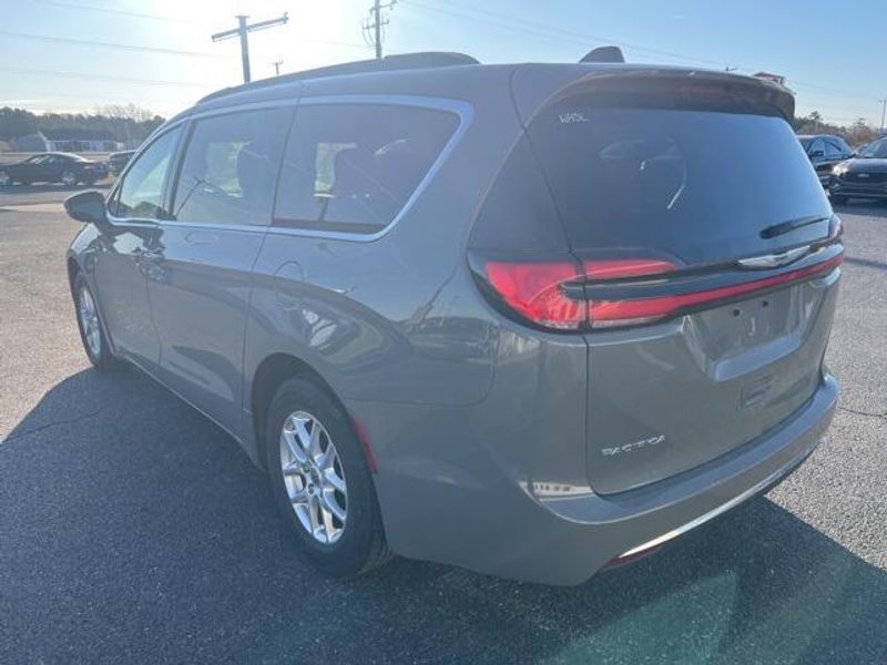 2022 Chrysler Pacifica Touring LImage 3