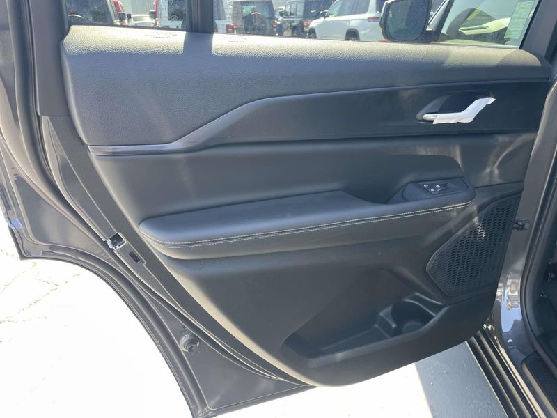 New 2026 Jeep Grand Cherokee L Laredo 4x2