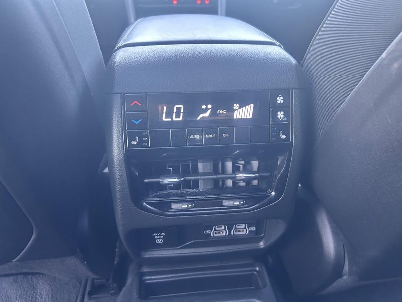 2023 Jeep Grand Cherokee L OverlandImage 13