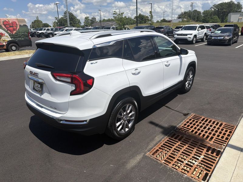 Used 2024 GMC Terrain SLTImage 11